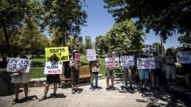 صورة يساريون إسرائيليون يتظاهرون أمام السفارة الأمريكية في القدس ضد الحرب على غزة ومخطط “خيام رفح”