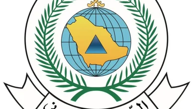 صورة الدفاع المدني بمحافظة بارق يخمد حريقًا في أشجار وأعشاب بمنطقة جبلية