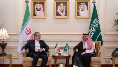 صورة وزير الخارجية يبحث آخر التطورات في المنطقة مع نظيره الإيراني