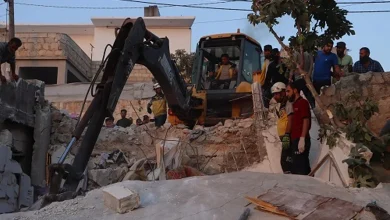 صورة مقتل 3 مدنيين بينهم طفل وامرأة في انفجار أحد الأبنية بريف إدلب