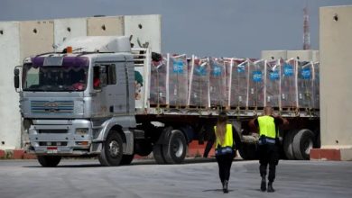 صورة مفوضة أوروبية: مئات الشاحنات مكدسة عند معبر رفح بحجة “الاستخدام المزدوج”