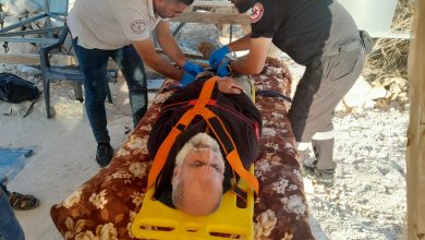 صورة إصابة مواطن في اعتداء وحشي نفذه مستعمرون على أهالي خربة أم نير جنوب الخليل