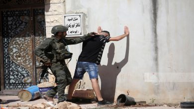 صورة الاحتلال ينكّل بالمواطنين خلال توجههم إلى مخيم طولكرم لإخلاء منازلهم المهددة بالهدم