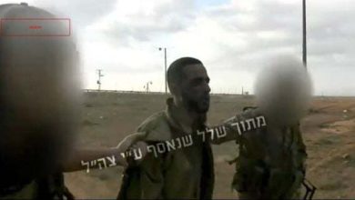 صورة إعلام عبري ينشر لأول مرة لقطات من أسر المقاومة للجندي الإسرائيلي “نمرود كوهين” من قلب دبابته بهجوم 7 أكتوبر..