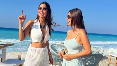 صورة مع أختها نورهان أمام البحر.. رانيا منصور تنشر صورًا من إجازتها في السا