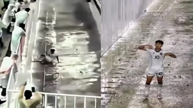صورة فيديو كوميدي.. لاعب كرة قدم يسقط في حفرة عميقة أثناء احتفاله بهدف