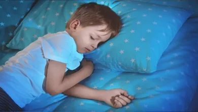 صورة مع اقتراب العام الدراسي.. كيف تغير روتين نوم طفلك؟