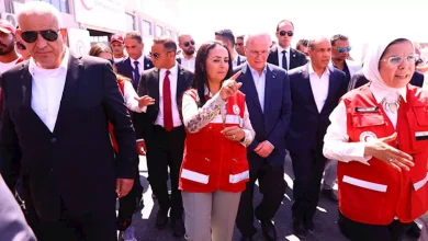 صورة وزيرا التضامن والخارجية يصطحبان رئيس الوزراء الفلسطيني بالعريش