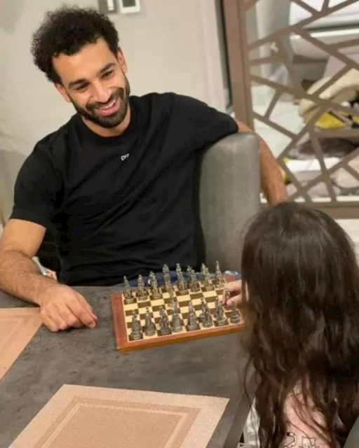 صلاح يلعب الشطرنج