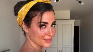 صورة الجمال المصري.. ميرنا نور الدين تخطف الأنظار من أمام أبو الهول