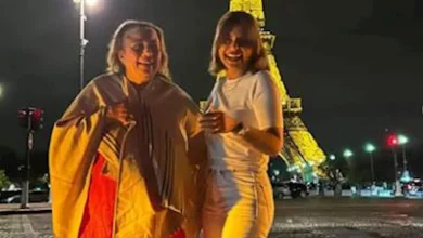 صورة أمام برج إيفل.. 20 صورة منة فضالي تستمتع بالإجازة مع والدتها في باريس