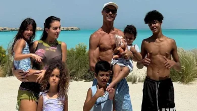 صورة 25 صورة لـ كريستيانو رونالدو وجورجينا على البحر في المصيف