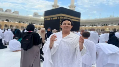 صورة سعد الصغير يؤدي مناسك العمرة.. والجمهور: “ادعيلي واخلع الباروكة”