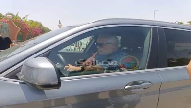 صورة بالصور.. أشرف زكي يصل جنازة الفنان سيد صادق بالشيخ زايد