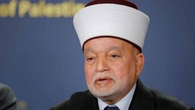 صورة الاحتلال يصدر قرارا بإبعاد مفتي القدس 6 أشهر عن المسجد الأقصى المبارك