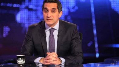 صورة الإعلامي المصري باسم يوسف يتحدّى مزاعم نتنياهو في برنامج أمريكي شهير أُذيعت على الهواء دون مونتاج