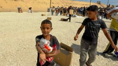 صورة عائلة الطفل الفلسطيني “أمير” تطالب بتحقيق دولي لمعرفة مصيره بعد ظهوره مع جندي أمريكي