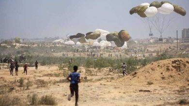 صورة “داخلية غزة”: إسقاط المساعدات يوقع قتلى ويدمر خياما ويعزز الفوضى