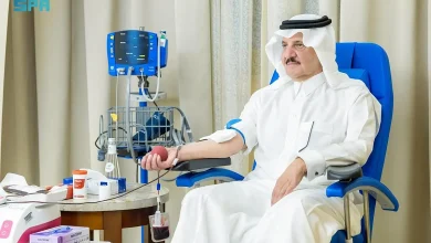 صورة أمير المنطقة الشرقية يشارك في الحملة الوطنية للتبرع بالدم التي أطلقها ولي العهد