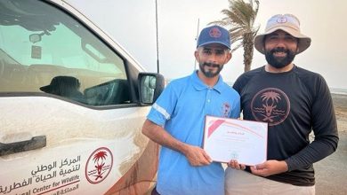 صورة لإنقاذه دولفين.. "الحياة الفطرية" يكرم جوالًا بحريًا