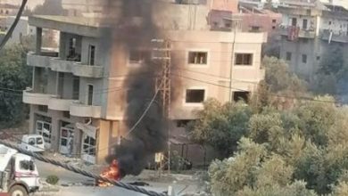 صورة إصابة شرطي جراء غارة إسرائيلية على بلدة عيترون جنوبي لبنان