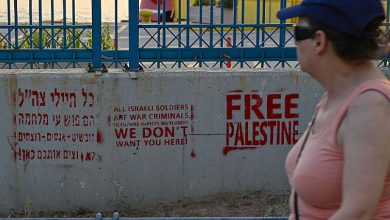 صورة رئيس بلدية أثينا يوبّخ السفير الإسرائيلي: “لا دروس في الديمقراطية ممن يقتل المدنيين”