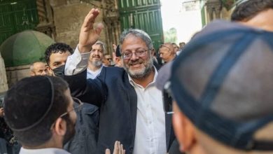 صورة بن غفير ينشر مقطعا يظهره بجانب سجناء فلسطينيين مقيدين ويدعو فيه إلى “إعدامهم”
