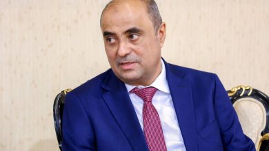 صورة بينما عيدروس الزبيدي يواصل الرفض والتمرد.. رئيس الحكومة يشترط  العودة الى عدن مقابل الغاء قرارات عيدروس
