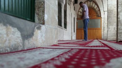 صورة ما مقدار المباعدة بين القدمين أثناء الوقوف في الصلاة؟
