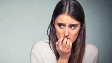 صورة ما سبب الشعور بقبضة القلب والخوف الدائم؟.. استشاري يكشف السر