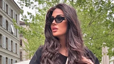 صورة ميرنا نور الدين بإطلالة أنثوية ناعمة بالفستان البني.. سر اختيار اللوك