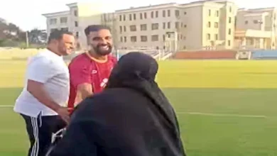 صورة “ذهبت لمواساة الخصم”.. والدة لاعب مصر المقاصة تخطف الأنظار بمباراة جول