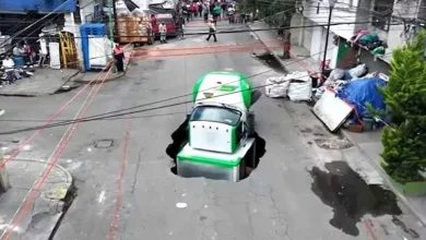 صورة تحت أنظار المارة.. الأرض تبتلع شاحنة ضخمة في المكسيك (فيديو)