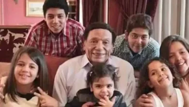 صورة بعد ظهوره مع أكرم السعدني.. 20 صورة للزعيم عادل إمام مع عائلته