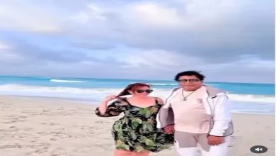 صورة ضحك وحب.. إلهام شاهين مع محمد منير على البحر في أحدث ظهور