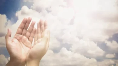 صورة هل رفع اليدين أثناء الدعاء ثم مسح الوجه بهما بعد انتهائه جائز أم بدعة؟