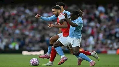 صورة بيب جوارديولا  يثير الجدل ويُقبل حكم مباراة مانشستر سيتي وأرسنال
