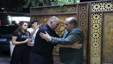 صورة توافد نجوم الفن.. أحمد صيام يستقبل المعزين في وفاة شقيقته