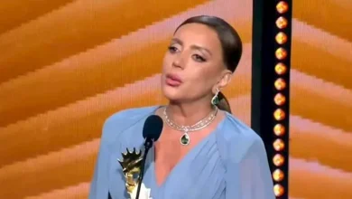 صورة شكران مرتجى تبكي بعد تكريمها من “موريكس دور” وتهدي الجائزة لكل السوريي