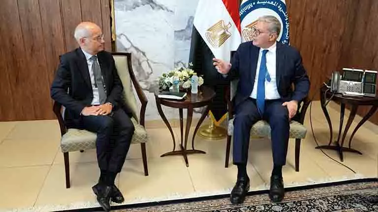 وزير البترول يبحث مع توتال إنرجيز  فرص الإستثمار في شرق المتوسط (2)