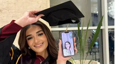 صورة “اتخرجت بامتياز”.. ملك زاهر تحتفل مع والدها وشقيقتها ليلى بتخرجها