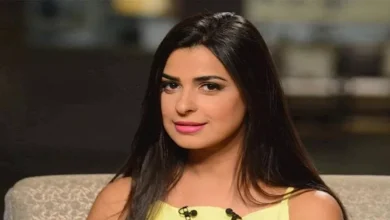 صورة رانيا منصور تتألق بفستان أزرق ملكي.. سر اللوك