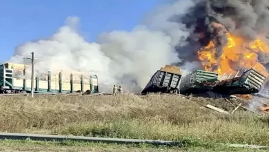 صورة مشهد مرعب على القضبان.. قطار بنزين يصطدم بشاحنة وتشتعل النيران “فيديو”