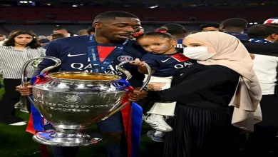 صورة بعد فوزه بجائزة الكرة الذهبية.. معلومات عن زوجة اللاعب ديمبيلي
