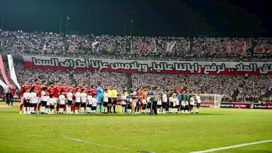 صورة متابعة جماهيرية في فلسطين لمباراة الأهلي والزمالك بالدوري