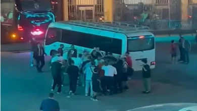 صورة جماهير الأهلي تلاحق اللاعبين بعد الفوز على الزمالك (فيديو)