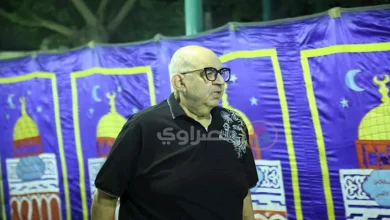 صورة محمد التاجي يصل عزاء والدة الفنان حمادة بركات.. صور