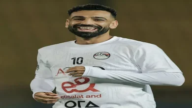 صورة بالفيديو.. محمد صلاح يلتقط الصور التذكارية مع الجماهير بمعسكر المنتخب