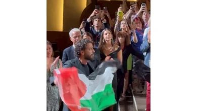 صورة أبطال فيلم “صوت هند رجب” يرفعون علم فلسطين في مهرجان فينيسيا (صور وفيد