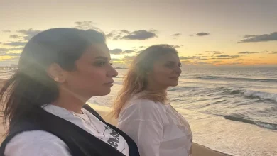 صورة رانيا محمود ياسين تنشر صورة مع سهر الصايغ أمام البحر